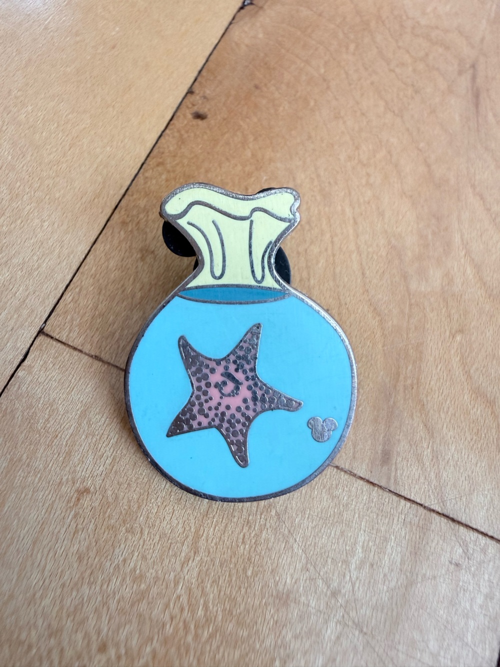 Disney pin trading Peach from Finding Nemo